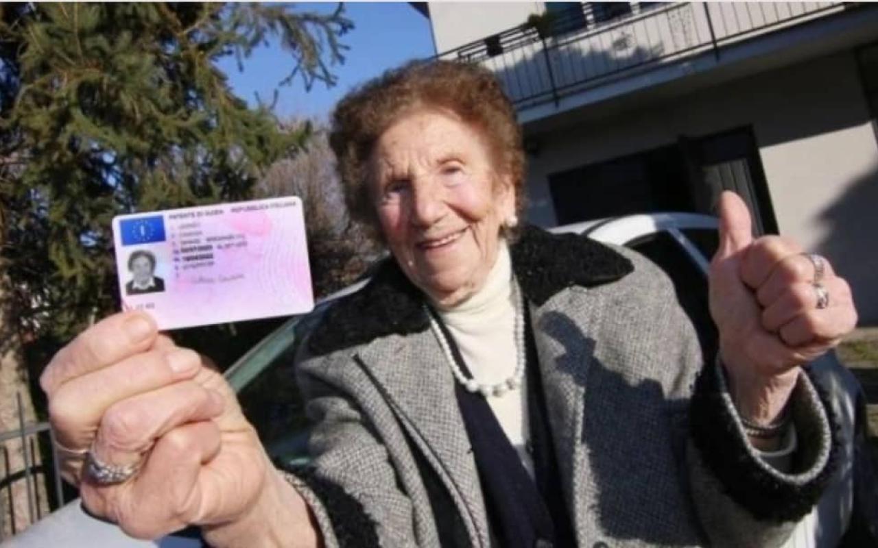 Μία γιαγιά 100 ετών ανανέωσε το δίπλωμα οδήγησης της για άλλα δύο χρόνια