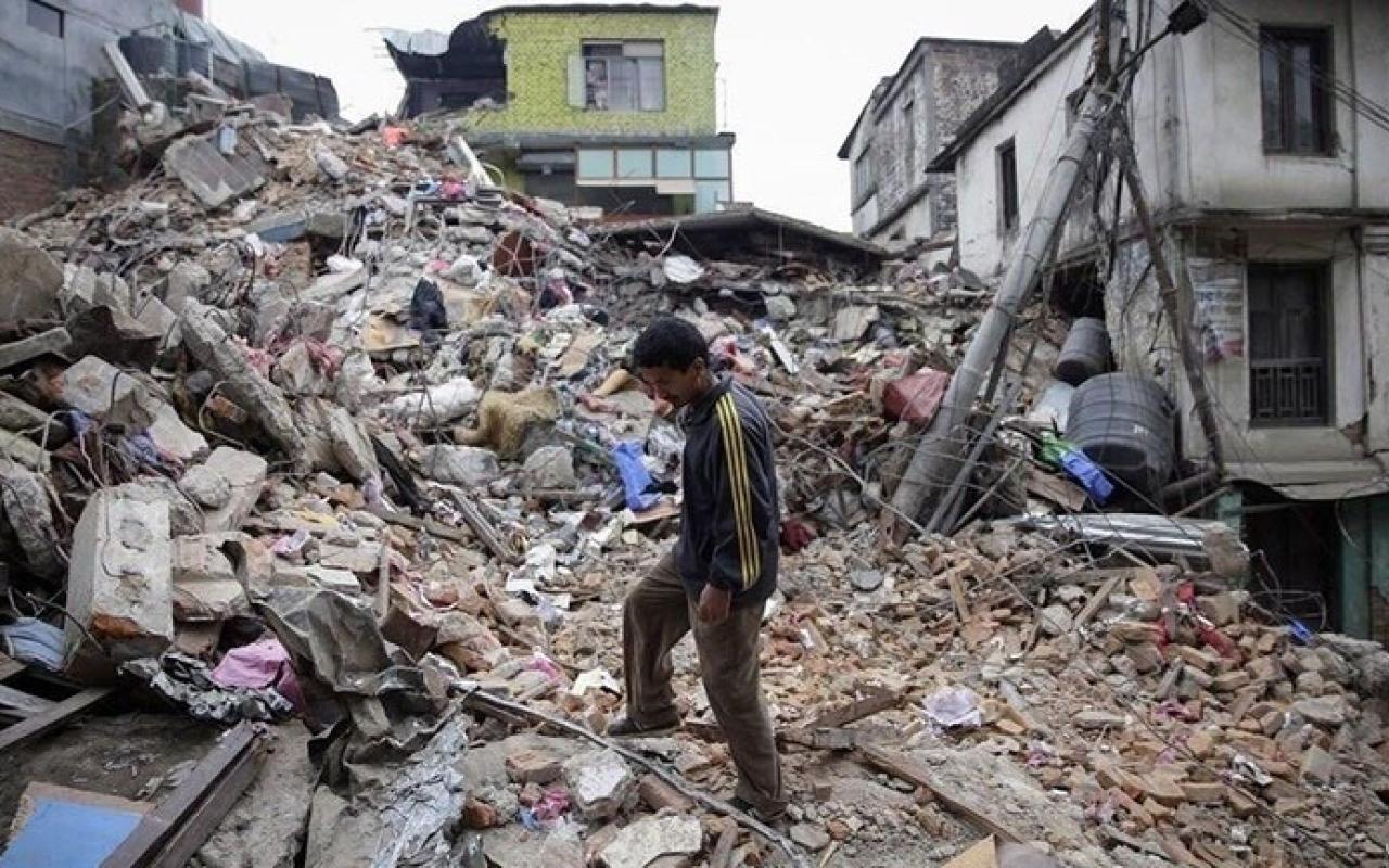 Τουλάχιστον 130 νεκροί από τον ισχυρό σεισμό 