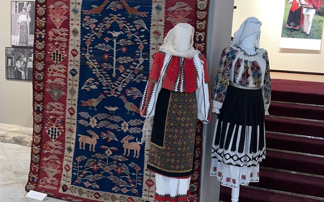 Ηράκλειο: Με επιτυχία τα εγκαίνια της έκθεσης για τις παραδοσιακές ρουμάνικες φορεσιές