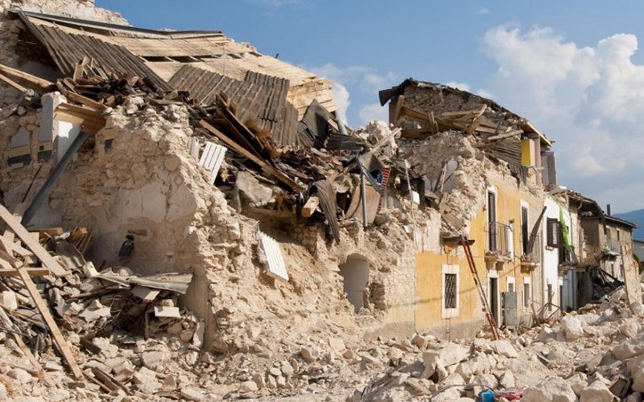 Πάνω από 950 νεκροί από τον σεισμό 