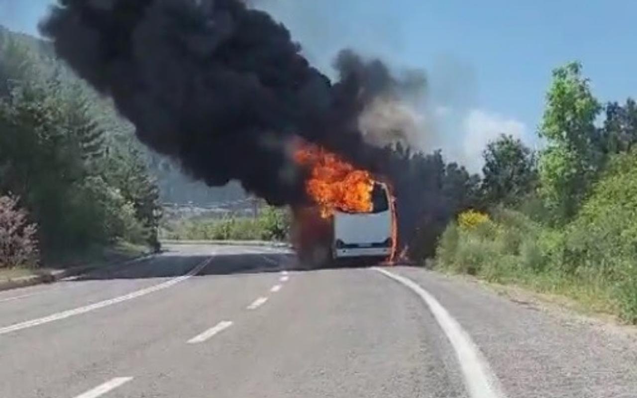 Τουριστικό λεωφορείο τυλίχθηκε στις φλόγες 