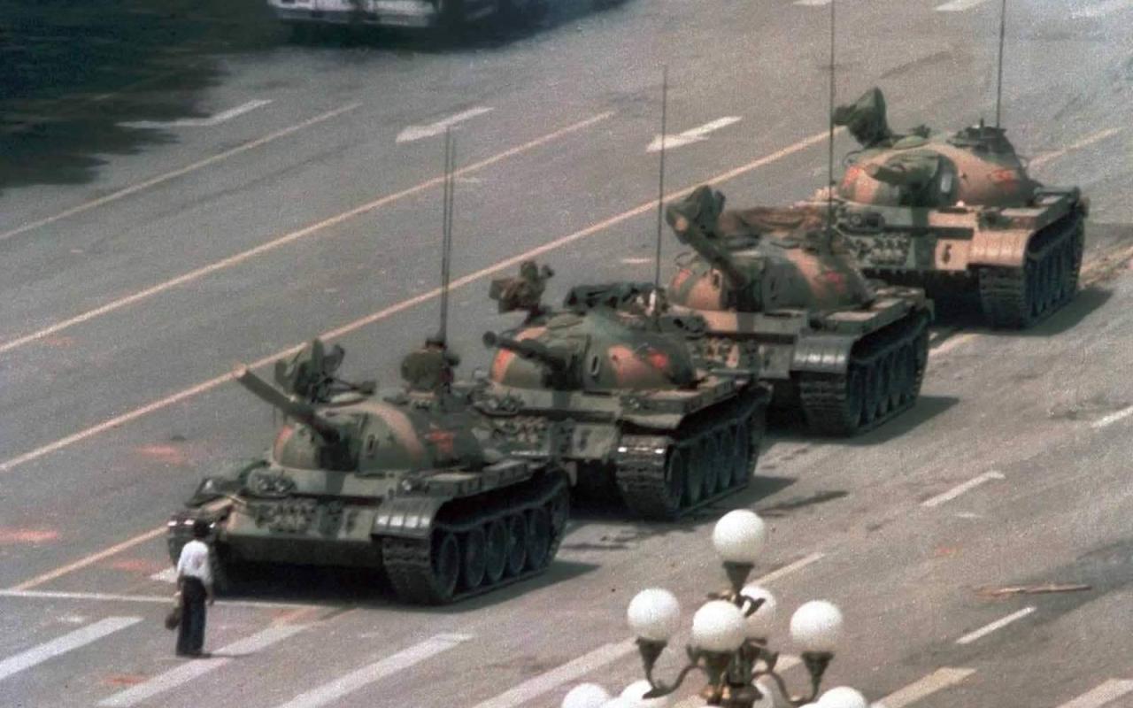 Διαδηλωτής σταμάτησε φάλαγγα αρμάτων μάχης στην πλατεία Τιεν Αν Μεν το 1989.