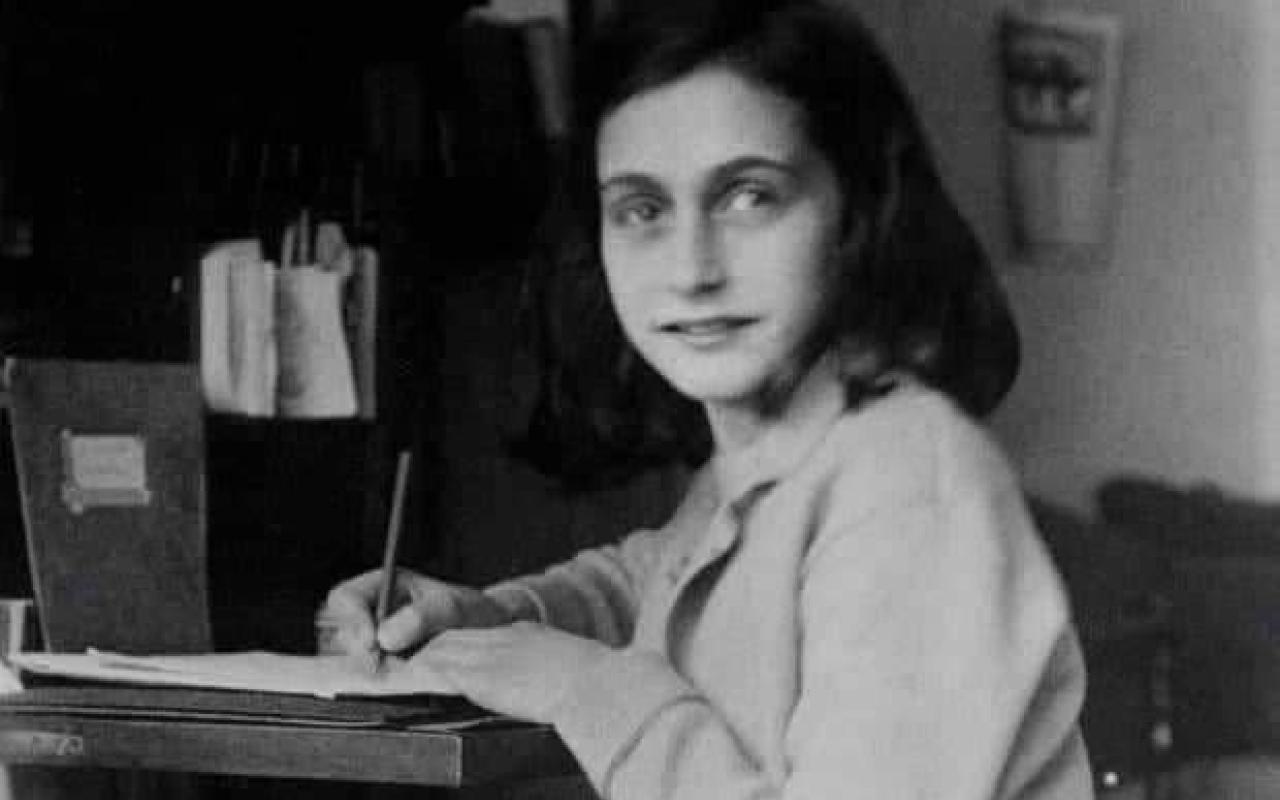 Άννα Φρανκ. Εβραιογερμανίδα. Θύμα του Ολοκαυτώματος και συγγραφέας ημερολογίου κατά τη διάρκεια της γερμανικής κατοχής της Ολλανδίας. Γεννήθηκε σαν σήμερα το 1929. Εκτελέστηκε το 1945. Ήταν μόλις 16 ετών!