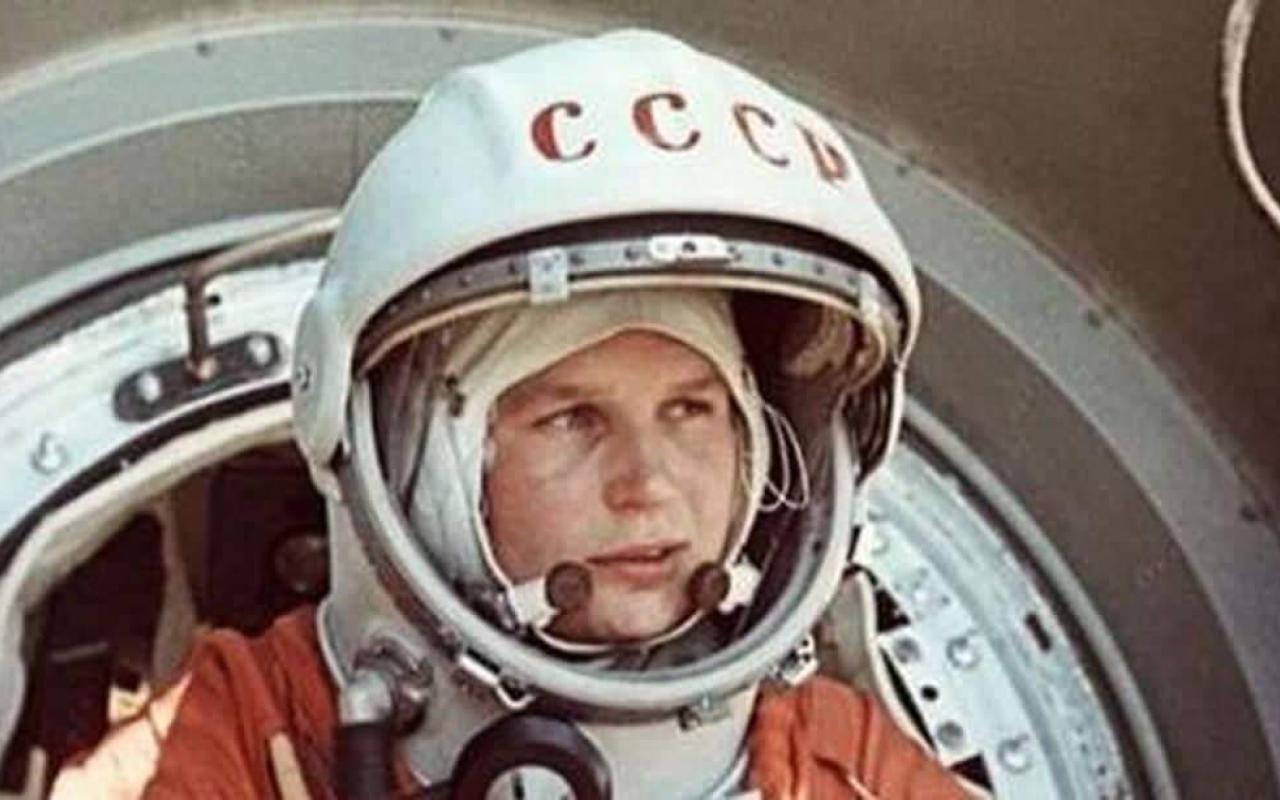 Βαλεντίνα Τερέσκοβα. Η πρώτη γυναίκα κοσμοναύτης, σαν σήμερα το 1963 επέστρεψε στην Γη μετά το παρθενικό ταξίδι της στο διάστημα