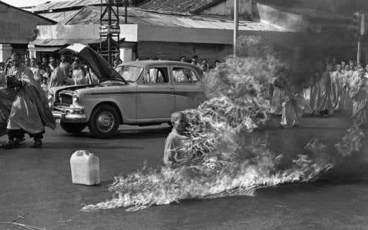 Ο Βουδιστής μοναχός Κουάνγκ Ντουκ αυτοπυρπολήθηκε σαν σήμερα το 1963 στην Σαϊγκόν