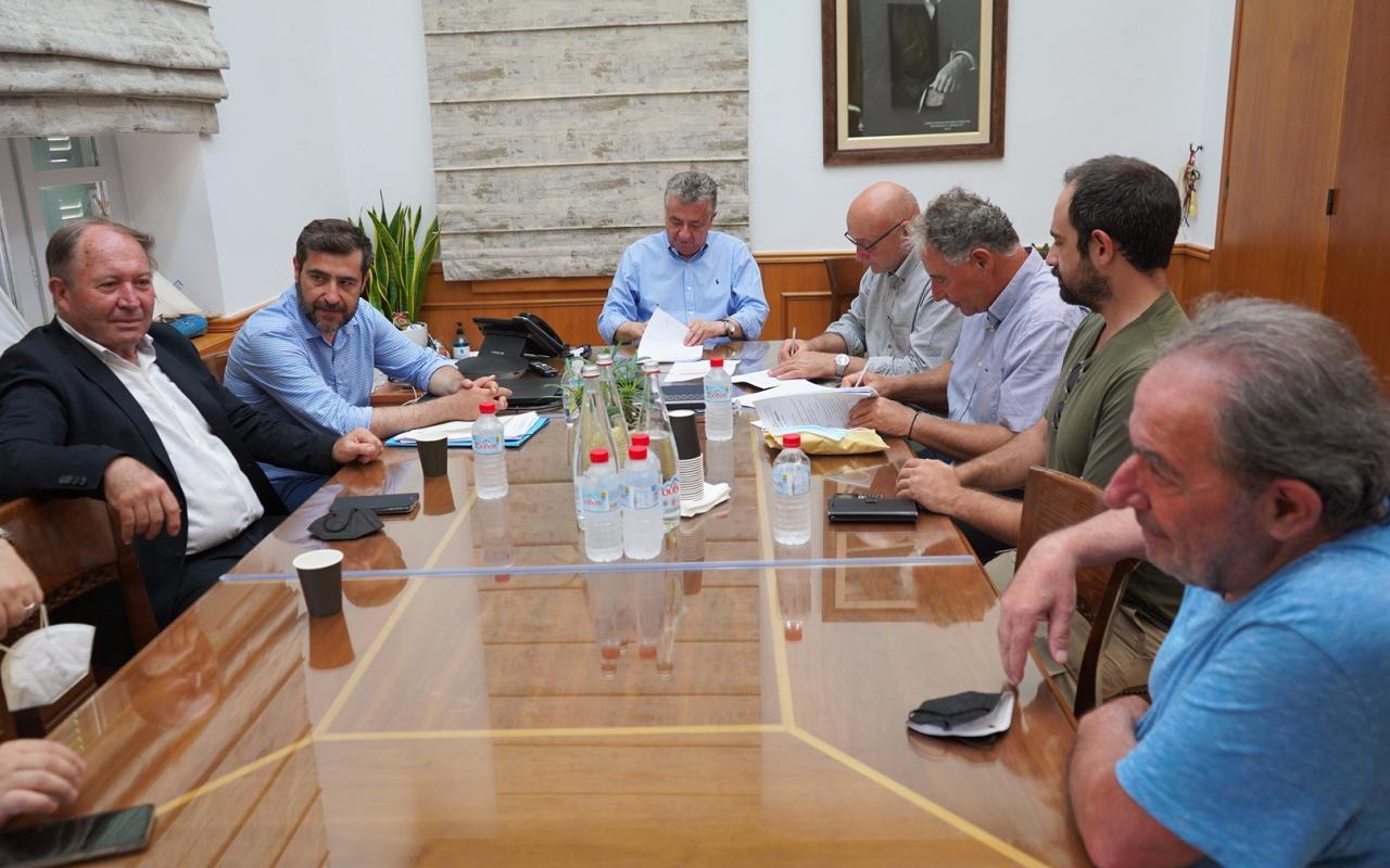 Η προγραμματική σύμβαση υπογράφηκε σήμερα από τον Περιφερειάρχη Κρήτης Σταύρο Αρναουτάκη, τον Πρύτανη του Πανεπιστημίου Κρήτης Γιώργο Κοντάκη και τον Διευθυντή του Μεσογειακού Αγρονομικού Ινστιτούτου (ΜΑΙΧ) Γιώργο Μπαουράκη. 