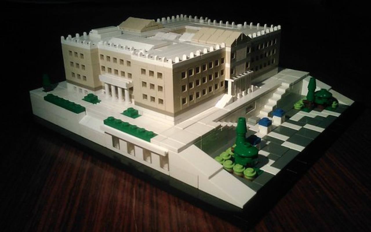 Έφτιαξε την Βουλή των Ελλήνων με lego 
