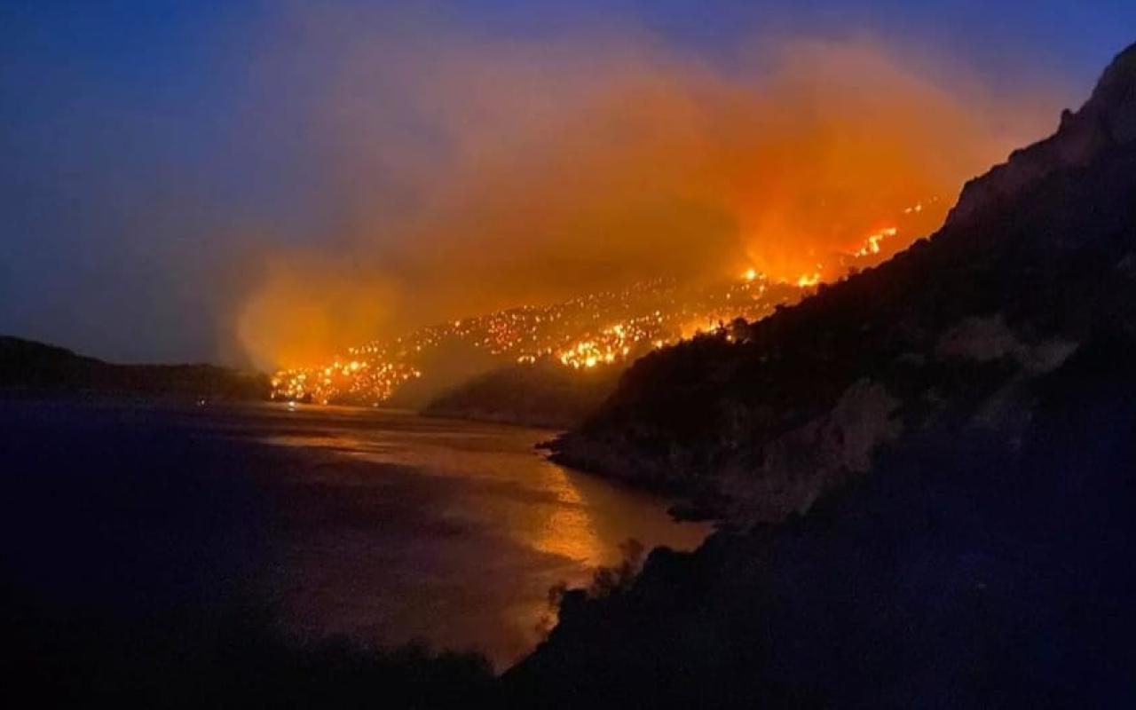 Κρήτη: Κόλαση φωτιάς στα νότια - Μαίνεται ο πύρινος εφιάλτης (βίντεο) |  ekriti.gr