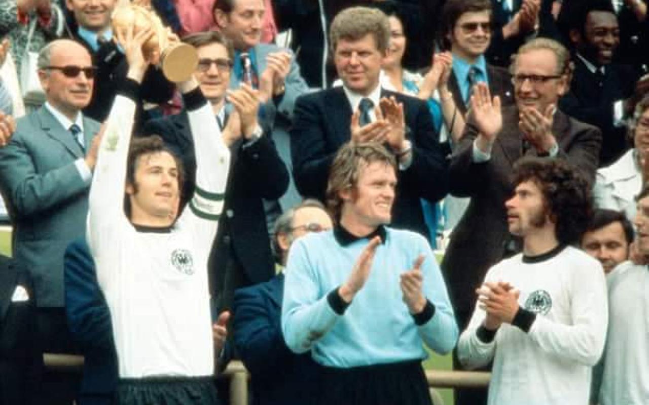 Ο Φρανς Μπέκενμπάουερ σηκώνει το Κύπελλο μετά την νίκη στον τελικό του Μουντιάλ του 1974