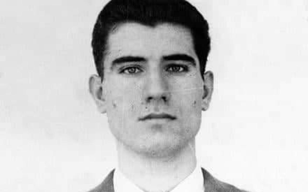Ο 23χρονος φοιτητής Σωτήρης Πέτρουλας δολοφονήθηκε σαν σήμερα το 1965, κατά την διάρκεια διαδήλωσης στην Αθήνα, κατά της κυβέρνησης των αποστατών.