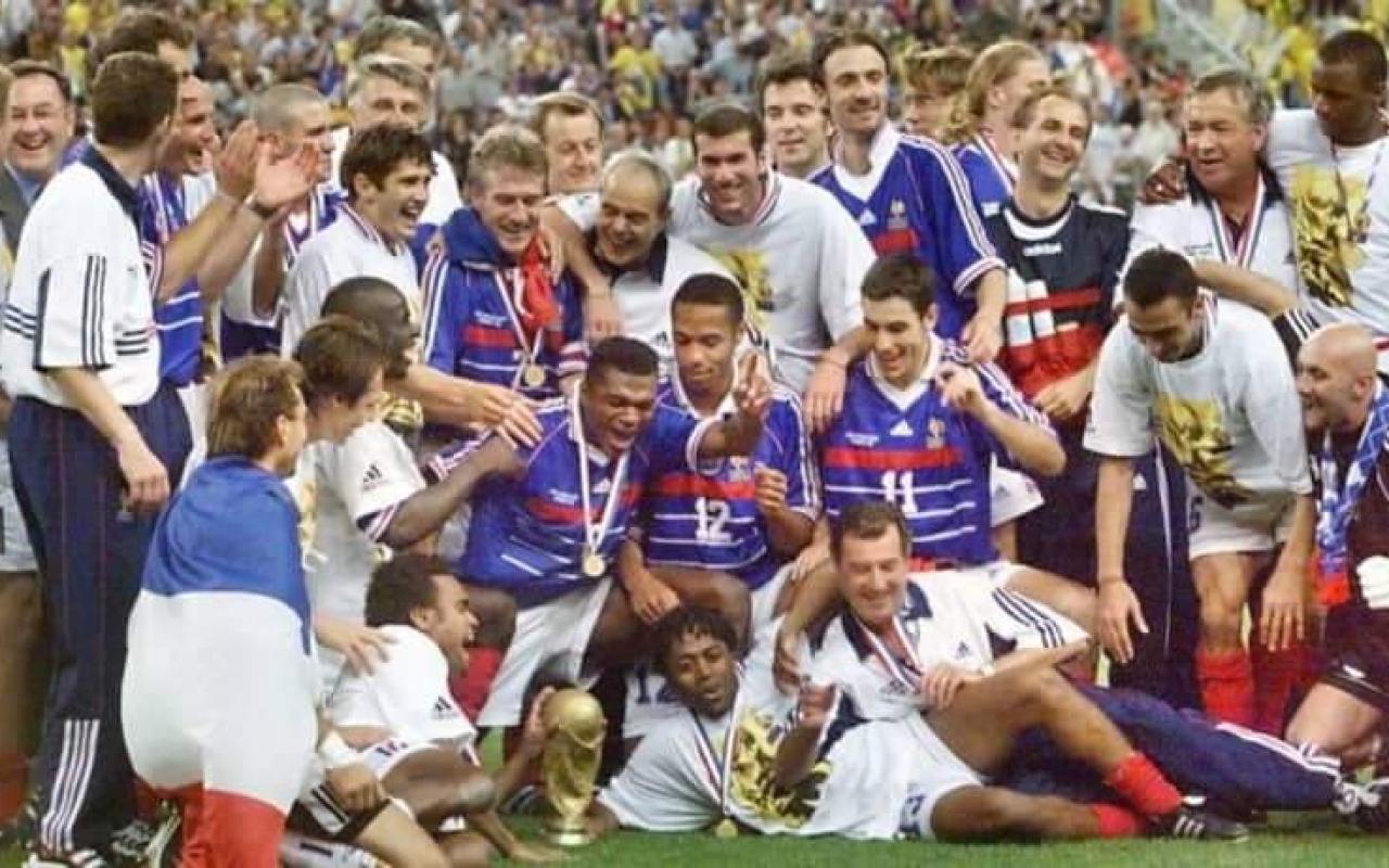 Η Εθνική ομάδα ποδοσφαίρου της Γαλλίας που σαν σήμερα το 1998 κέρδισε το Μουντιάλ νικώντας 3-0 την Βραζιλία