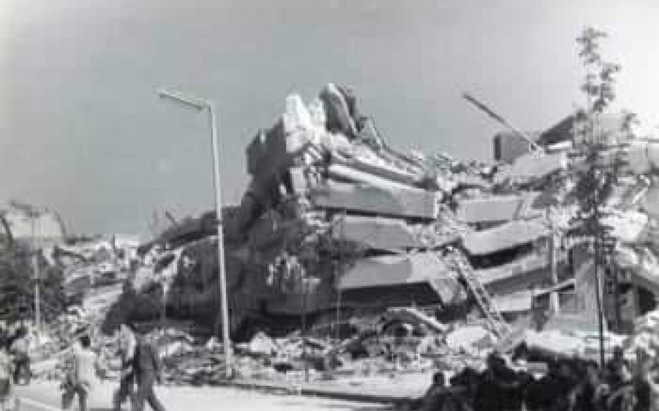 Σαν σήμερα το 1963, σεισμός 6,9 Ρίχτερ στη Γιουγκοσλαβία προκάλεσε τον θάνατο 1.100 ανθρώπων, τον τραυματισμό εκατοντάδων και τεράστιες καταστροφές