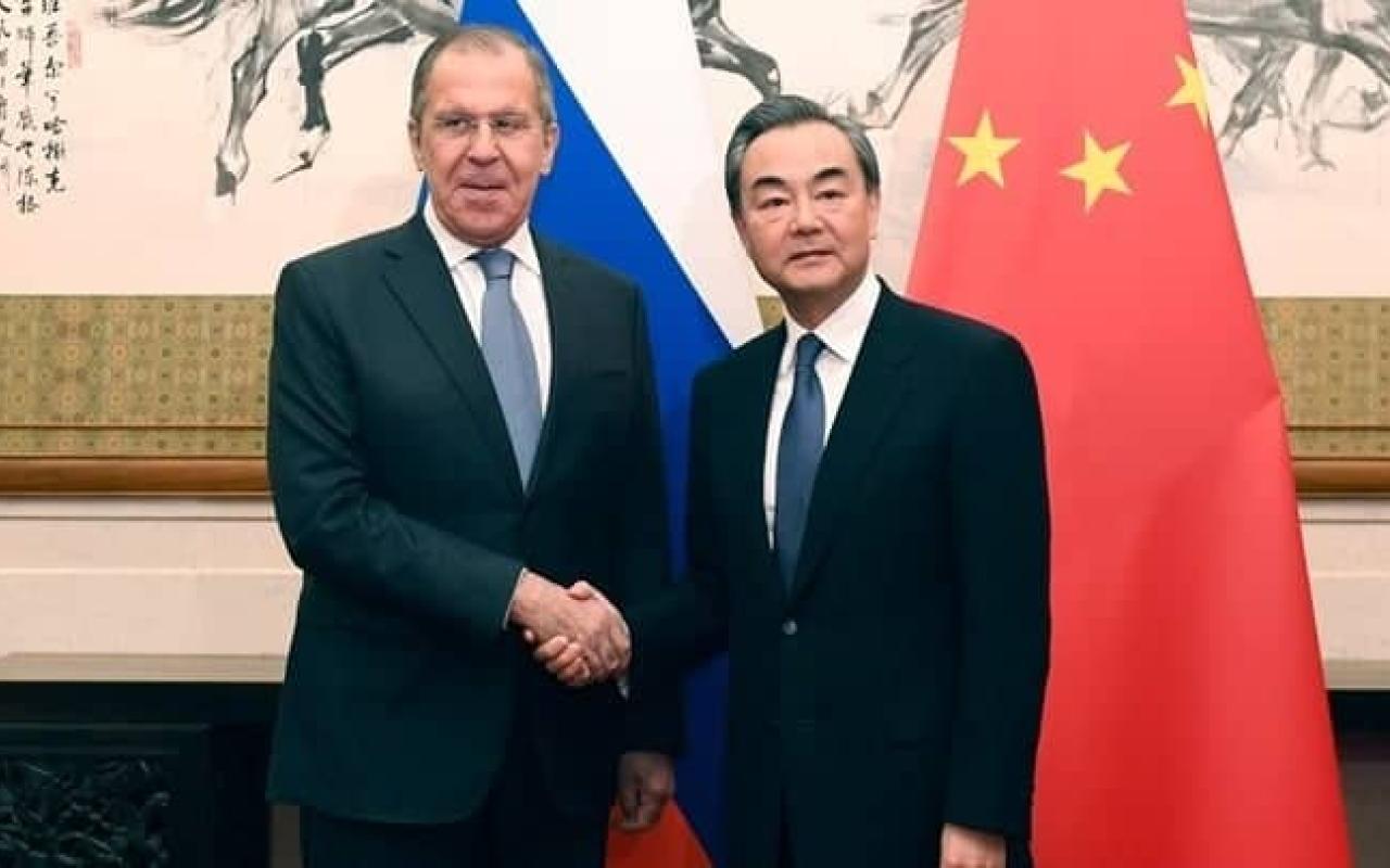 Κίνα-Ρωσία: Συνάντηση των Υπουργών Εξωτερικών Γουάνγκ Γι και Σεργκέι Λαβρόφ στην Καμπότζη