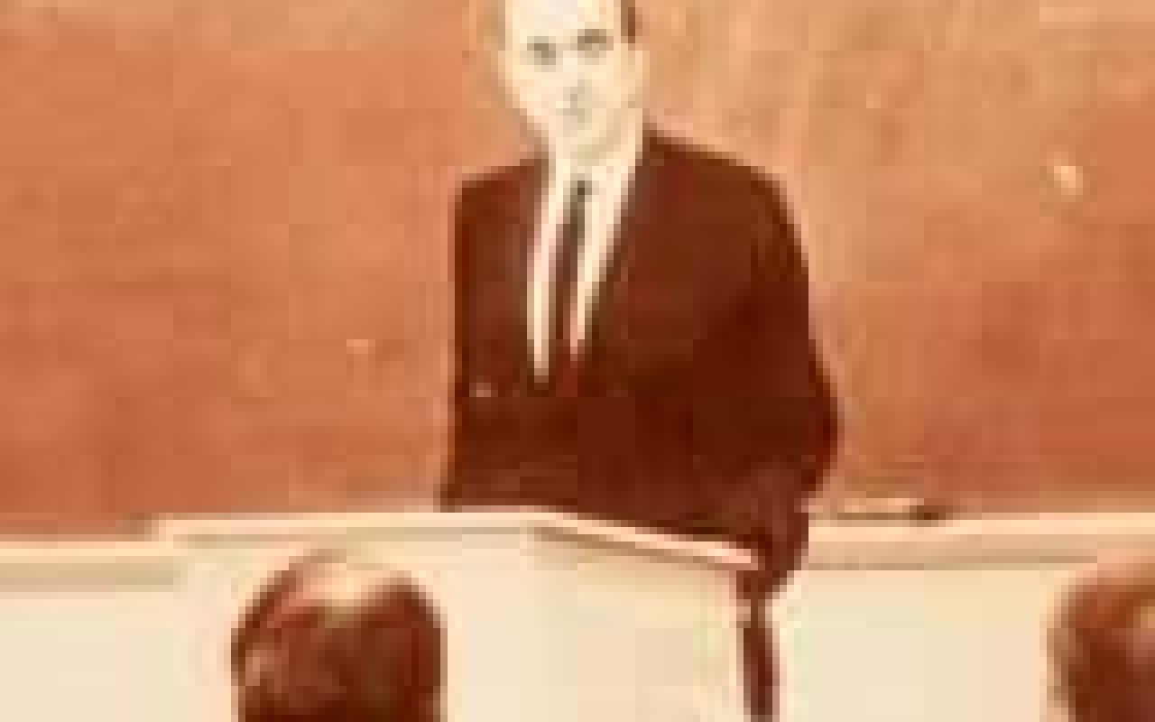 Ο Ανδρέας Παπανδρέου καθηγητής Οικονομικών του Πανεπιστημίου Μπέρκλεί ήρθε στην Ελλάδα το 1961 κατόπιν προσκλήσεως του Κωνσταντίνου Καραμανλή και ανέλαβε Πρόεδρος στο νεοσύστατο Κέντρο Οικονομικών Ερευνών