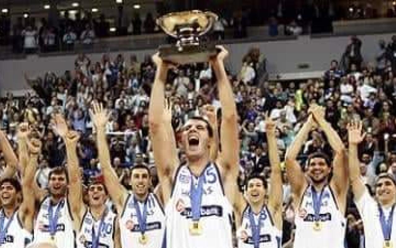 Η Εθνική μας ομάδα μπάσκετ που κατέκτησε το Ευρωπαϊκό Πρωτάθλημα το 2005 σαν σήμερα