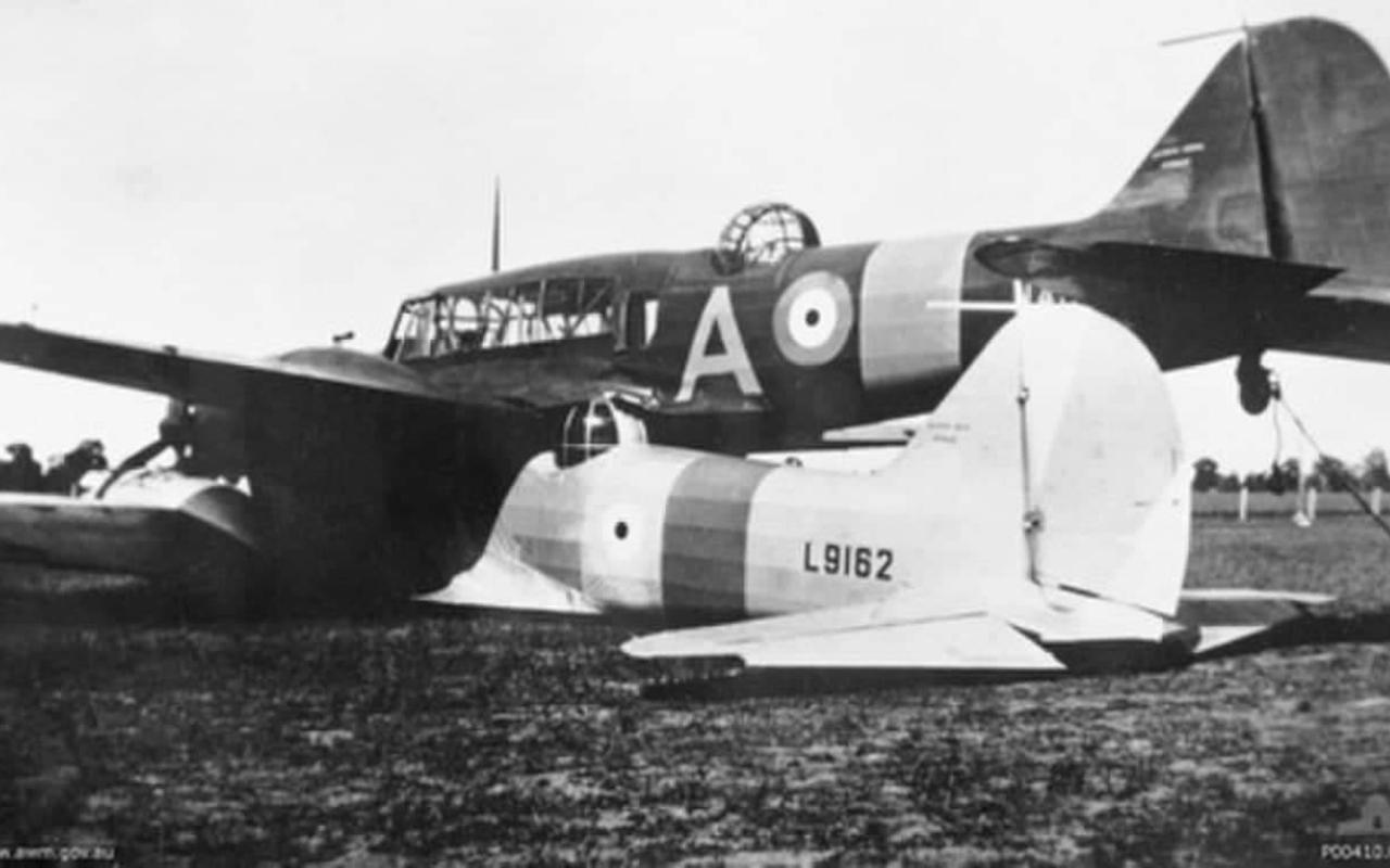 Τα δύο αεροσκάφη Avro Anson που συγκρούστηκαν στον αέρα και προσγειώθηκαν κολλημένα το ένα με το άλλο