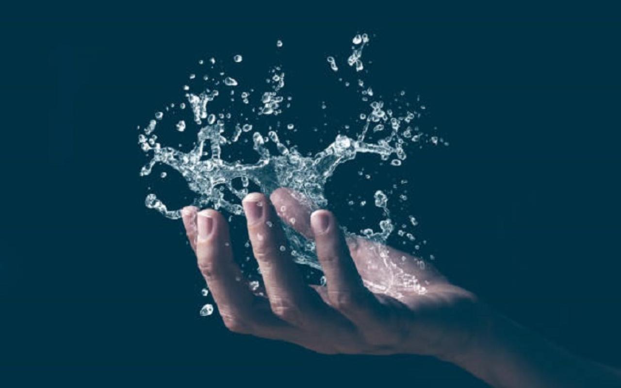 χέρια με νερό