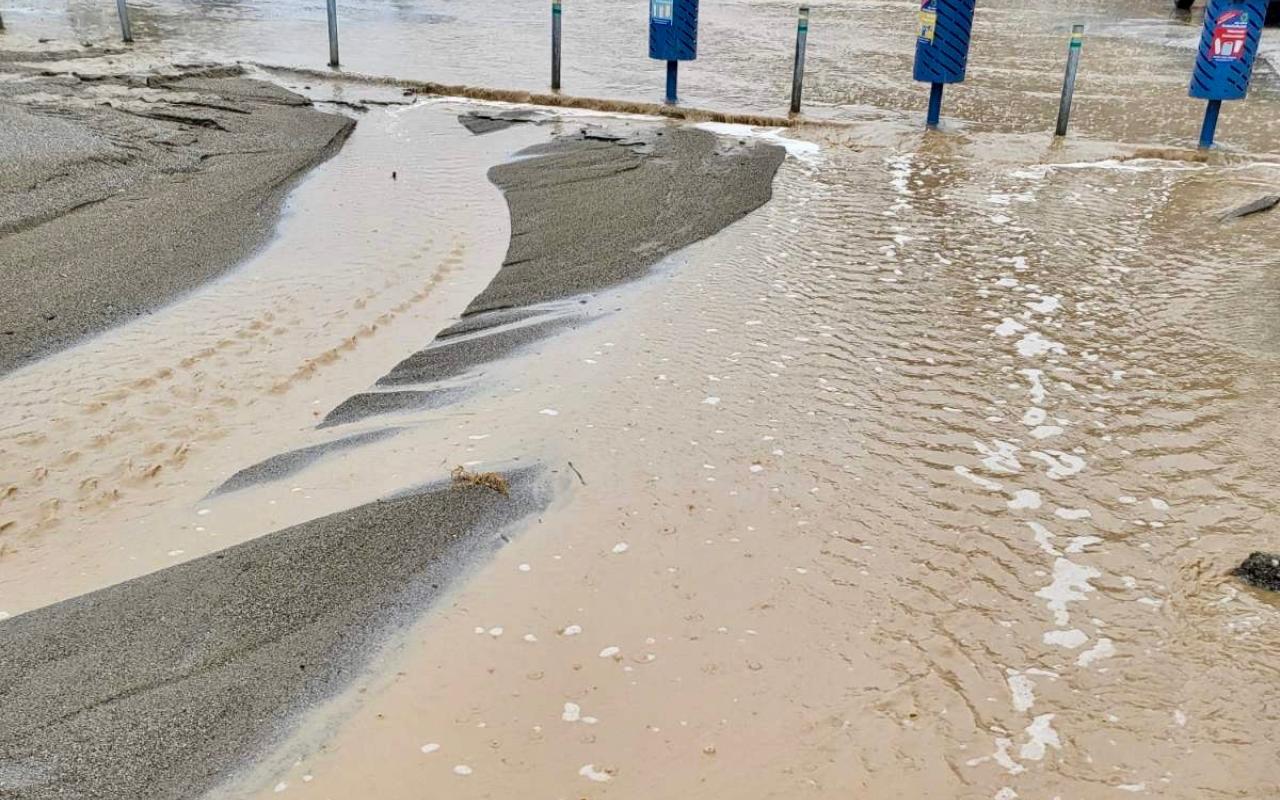 Ηράκλειο - κακοκαιρία: Σε ποτάμι μετατράπηκε η παραλία των Ματάλων