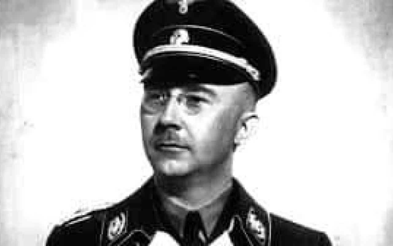 Ο Χάινριχ Χίμλερ (δεξί χέρι του Χίτλερ και αρχηγός των Ες-Ες)