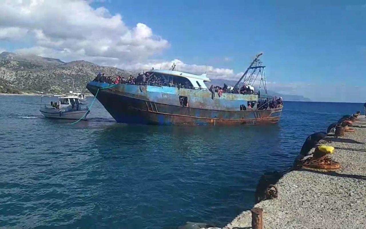 Ρυμουλκήθηκε στο λιμάνι της Παλαιόχωρας το πλοίο με τους μετανάστες
