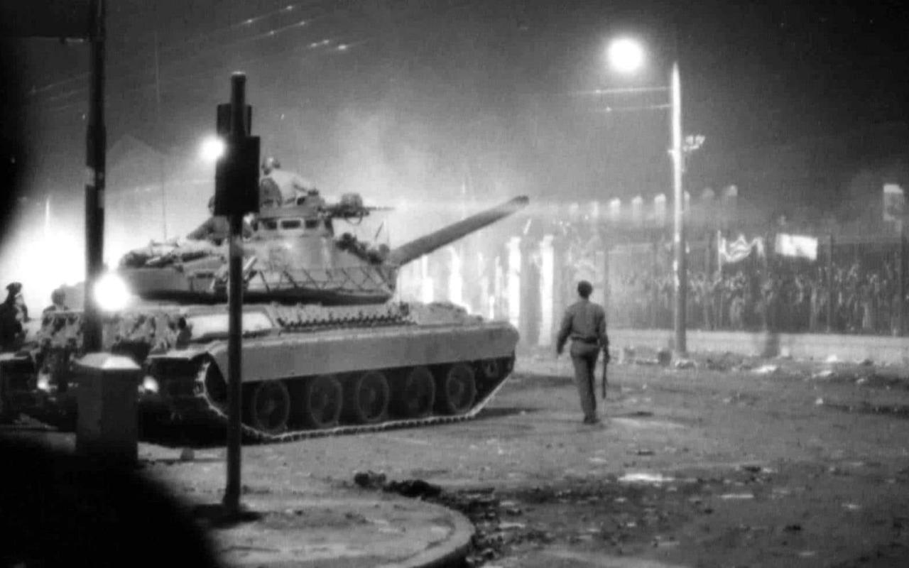 Σαν σήμερα το 1973, η Απριλιανή χούντα κατέστειλλε την εξέγερση στο Πολυτεχνείο