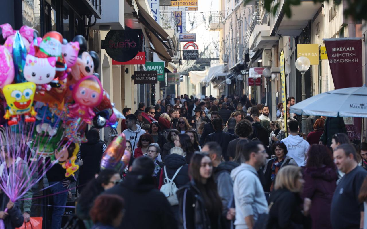 Ηράκλειο: Χαμόγελα, ευχές και τόνωση της αγοράς στα τελευταία ψώνια του έτους