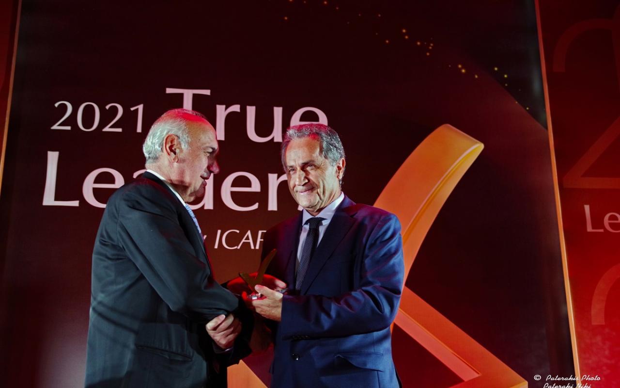 Ο Κωνσταντίνος Αρχοντάκης - Γενικός Διευθυντής Ομίλου Εταιρειών Καράτζη παραλαμβάνει το βραβείο