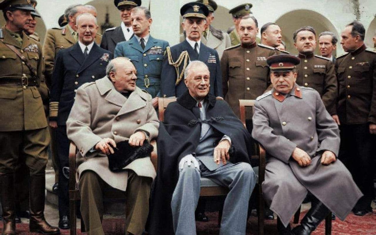 Η διάσκεψη της Γιάλτας. Αριστερά ο Τσώρτσιλ, στη μέση ο Ρούζβελτ και δεξιά ο Στάλιν