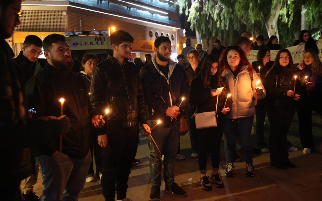 Με ένα κερί και σιωπηροί τίμησαν τα θύματα της τραγωδία στα Τέμπη
