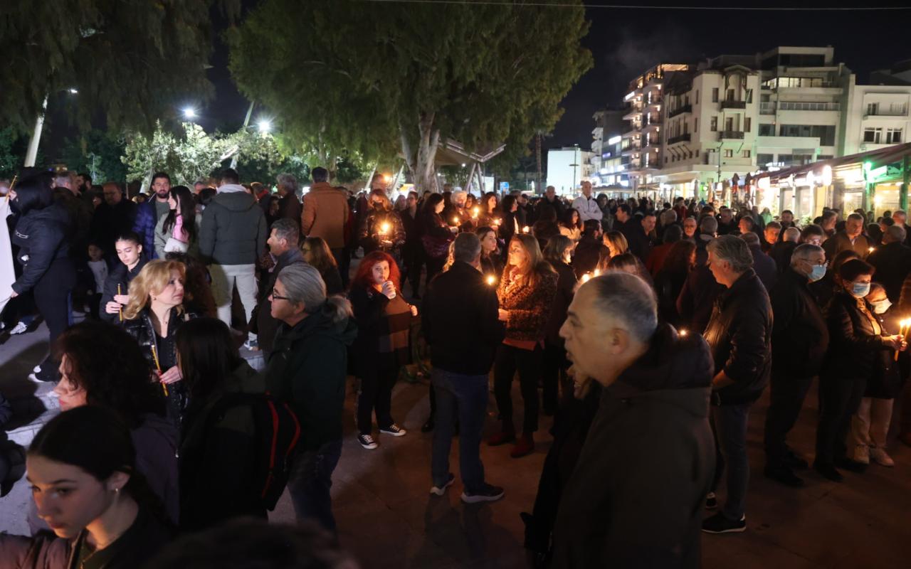 Με ένα κερί και σιωπηροί τίμησαν τα θύματα της τραγωδία στα Τέμπη