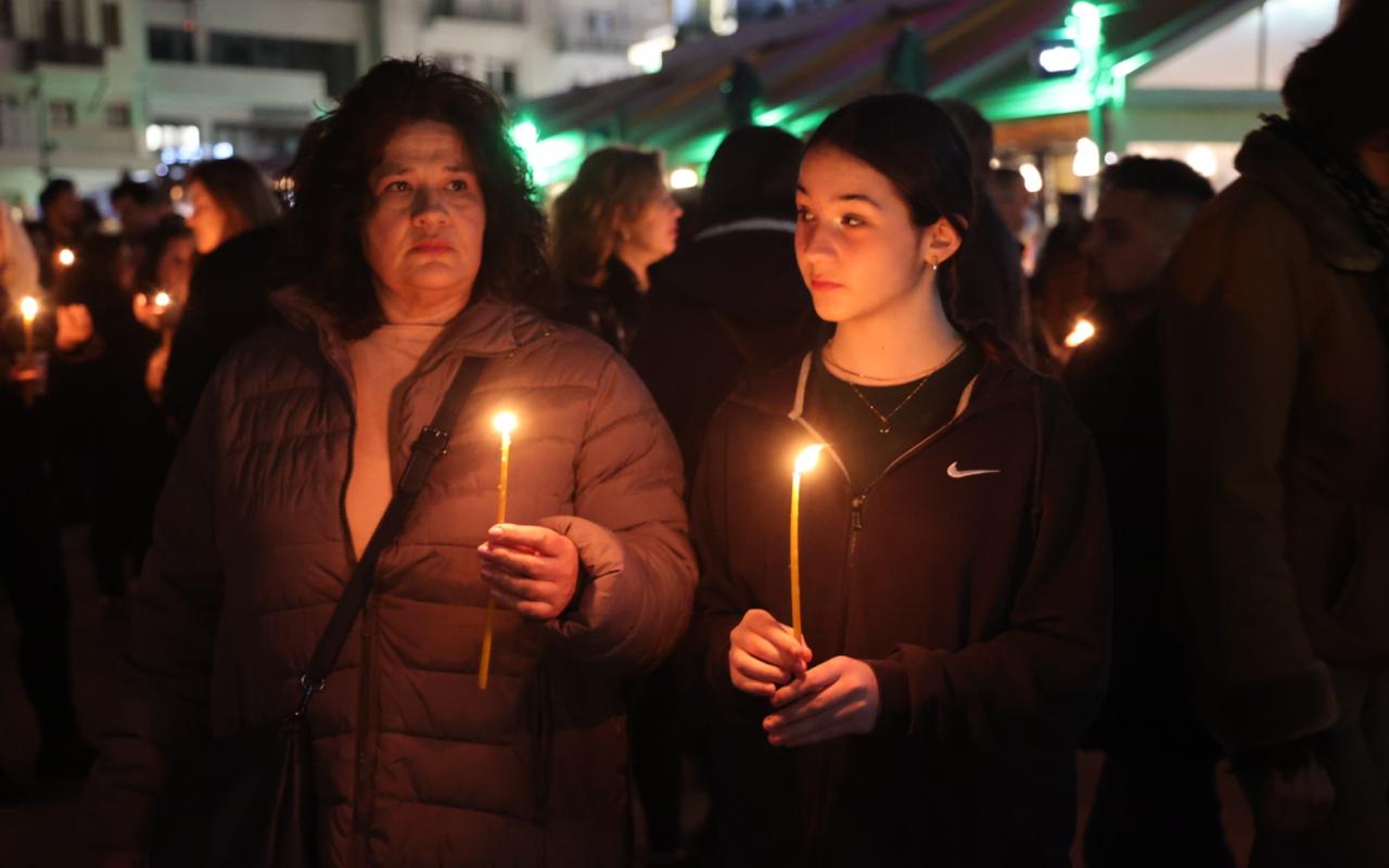 Με ένα κερί και σιωπηροί τίμησαν τα θύματα της τραγωδία στα Τέμπη