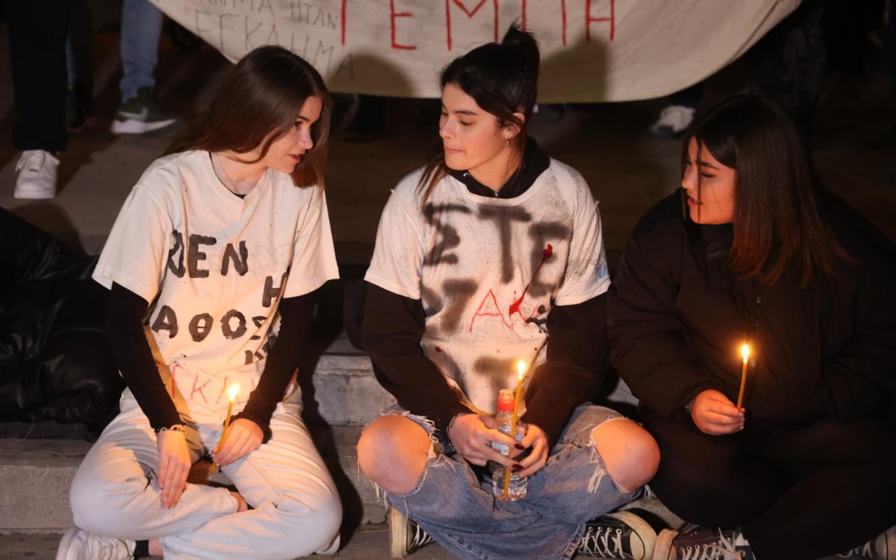 Με ένα κερί και σιωπηροί τίμησαν τα θύματα της τραγωδία στα Τέμπη