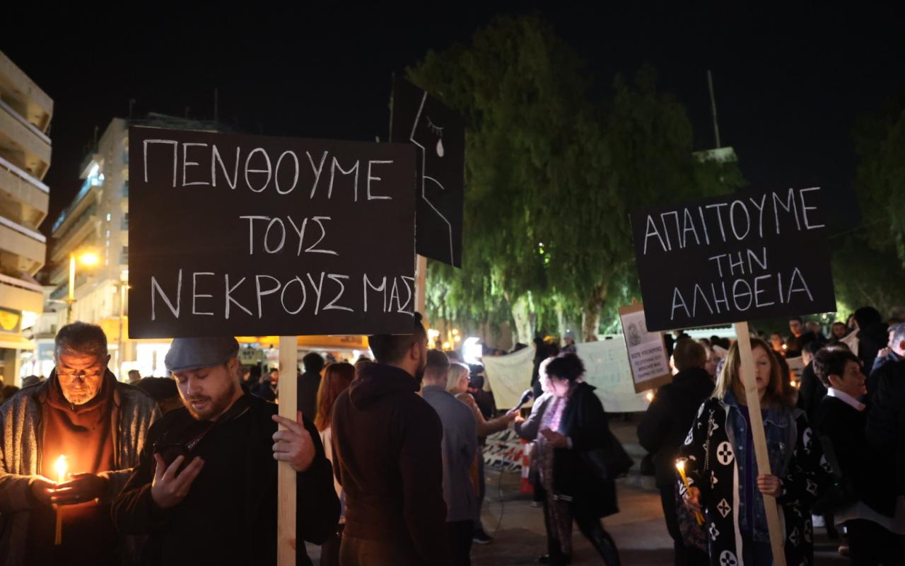 Με ένα κερί και σιωπηροί τίμησαν τα θύματα της τραγωδία στα Τέμπη