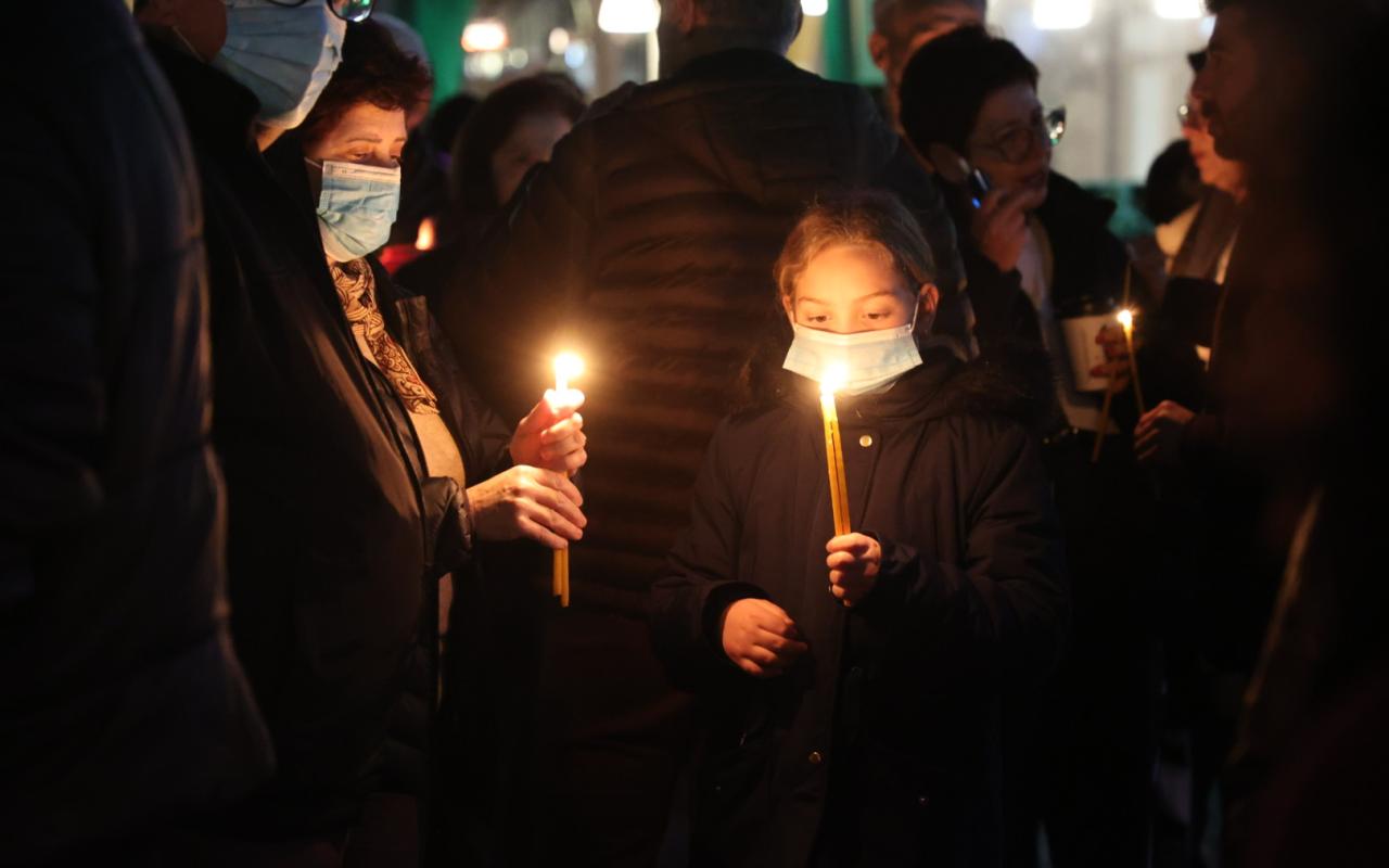 Με ένα κερί και σιωπηροί τίμησαν τα θύματα της τραγωδία στα Τέμπη
