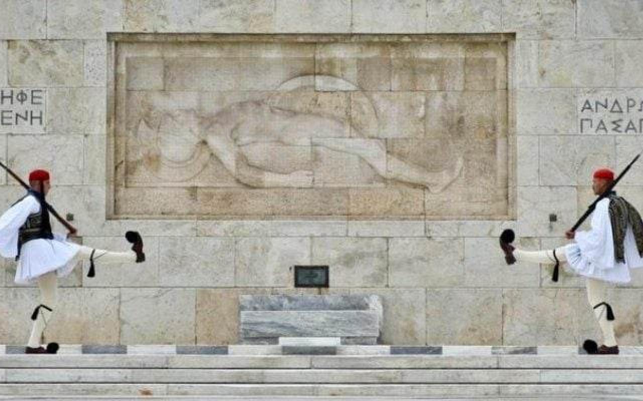 Σαν σήμερα το 1932, έγιναν τα αποκαλυπτήρια του μνημείου του Άγνωστου Στρατιώτη στην Αθήνα