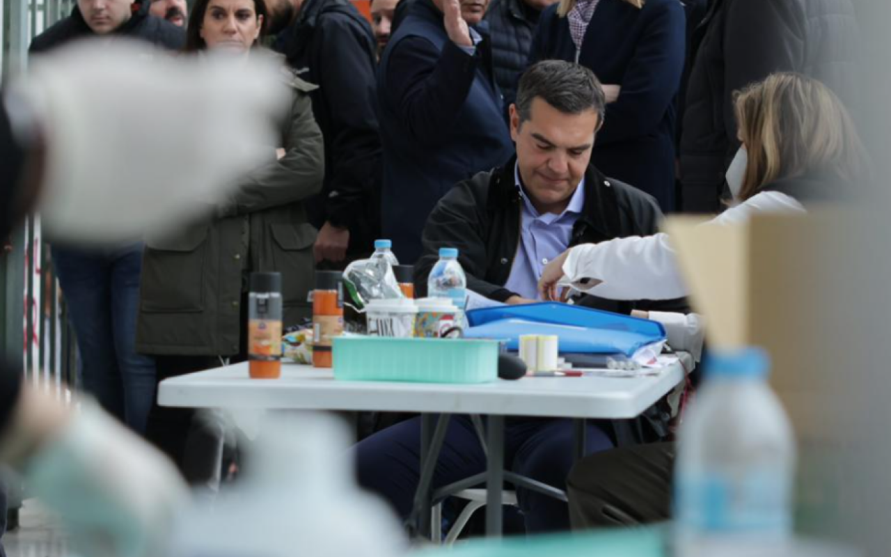 Με συγγενείς θυμάτων στη Λάρισα ο Αλέξης Τσίπρας - Έδωσε αίμα για τους τραυματίες