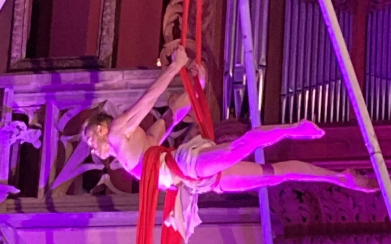 παράσταση με pole dancing σε ναό