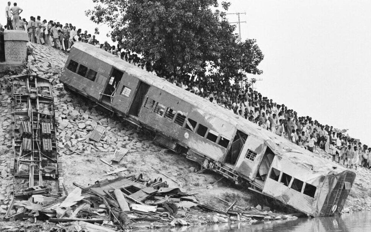 Σαν σήμερα το 1981, στο Μπιχάρ της Ινδίας σημειώθηκε το πιο πολύνεκρο σιδηροδρομικό δυστύχημα όταν εκτροχιάστηκε επιβατική αμαξοστοιχία με απολογισμό 800 νεκρούς