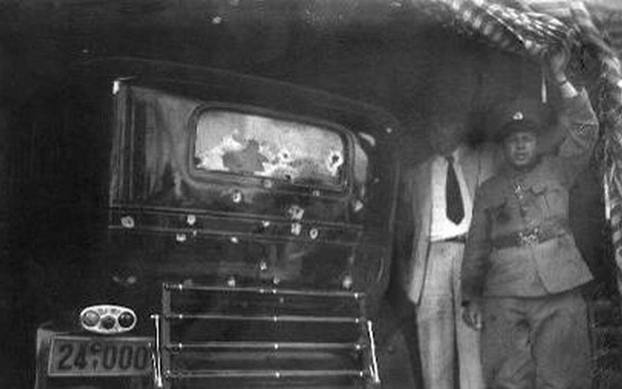 Σαν σήμερα το 1933, απόπειρα δολοφονίας εναντίον του Ελευθερίου Βενιζέλου. Στην φωτογραφία το αυτοκίνητό του "γαζωμένο" με σφαίρες
