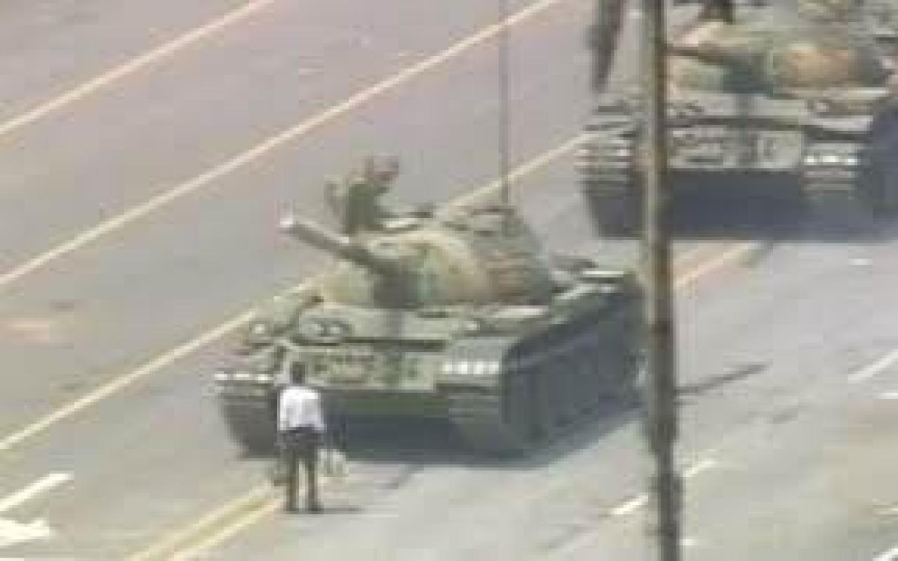 Σαν σήμερα το 1989 στην φοιτητική εξέγερση στην πλατεία Τιεν Αν Μεν, διαδηλωτής σταμάτησε φάλαγγα αρμάτων μάχης