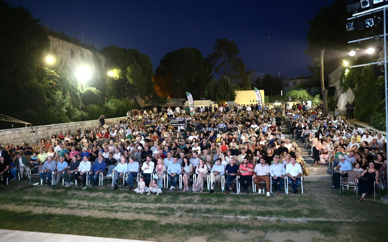 Με μια εντυπωσιακή συμμετοχή στον απαιτητικό χώρο του του Κηποθεάτρου «Νίκος Καζαντζάκης»  στέφθηκε η επίσημη πρώτη της Υποψηφιότητας του Γιώργου Σισαμάκη για τον Δήμο Ηρακλείου