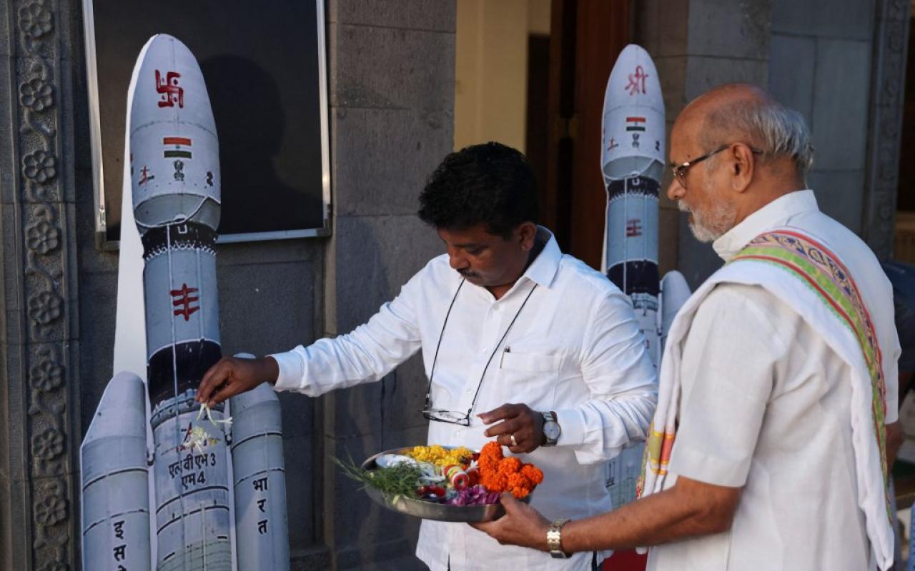 Ινδοί πιστοί προσεύχονται για την επιτυχή εκτόξευση του Chandrayaan-3 σε ινδουιστικό ναό του Μπουμπάι το πρωί της Παρασκευής (Reuters)