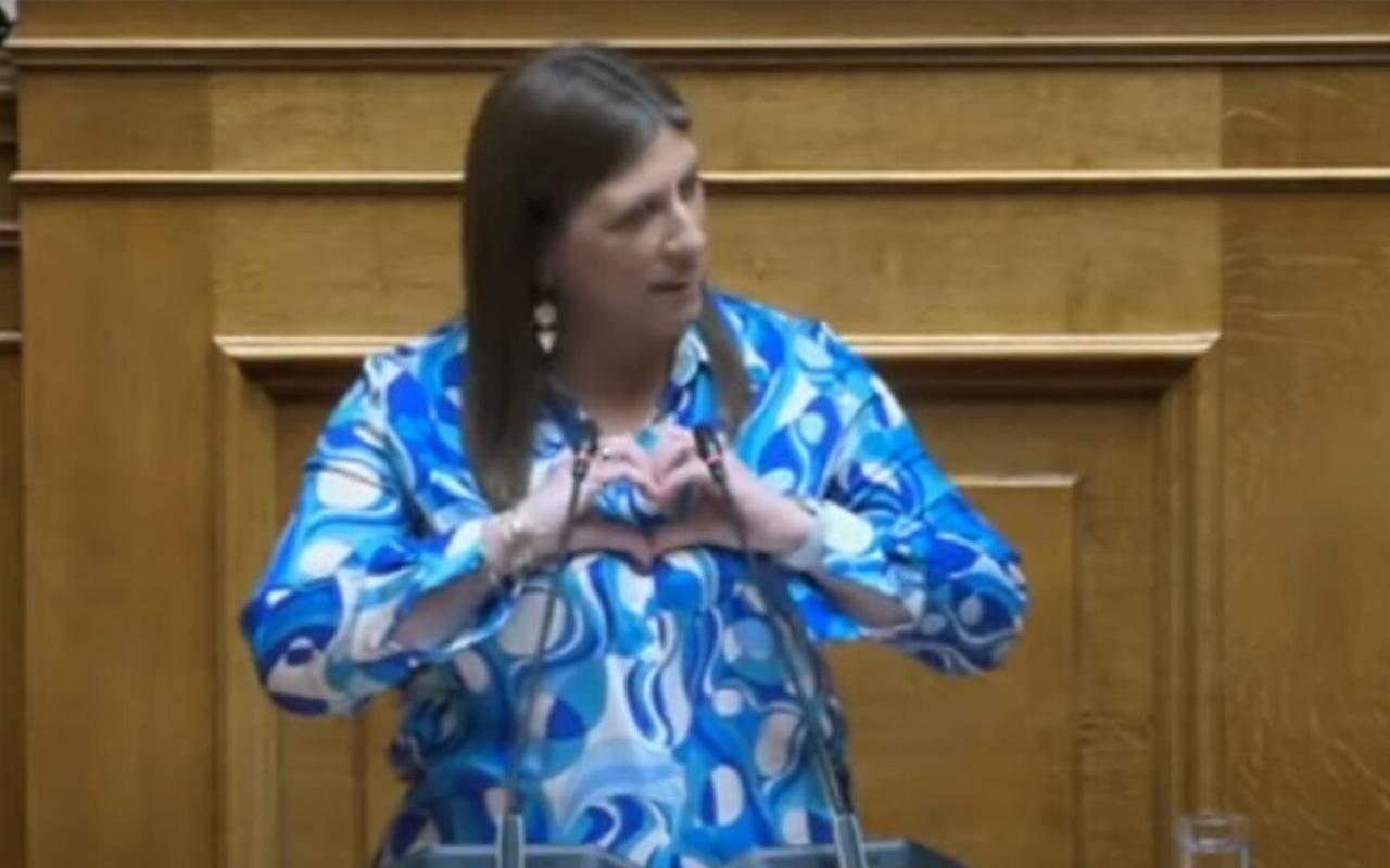 Βουλή: Με «καρδιές» απάντησε η Κωνσταντοπούλου στην επίθεση του ΚΚΕ