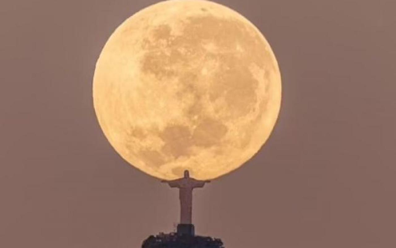 Ο Ιησούς κρατάει το φεγγάρι