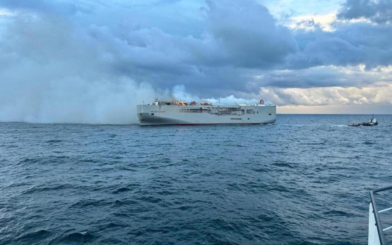 Μεγάλη πυρκαγιά σε πλοίο με χιλιάδες αυτοκίνητα στα ανοιχτά της Ολλανδίας