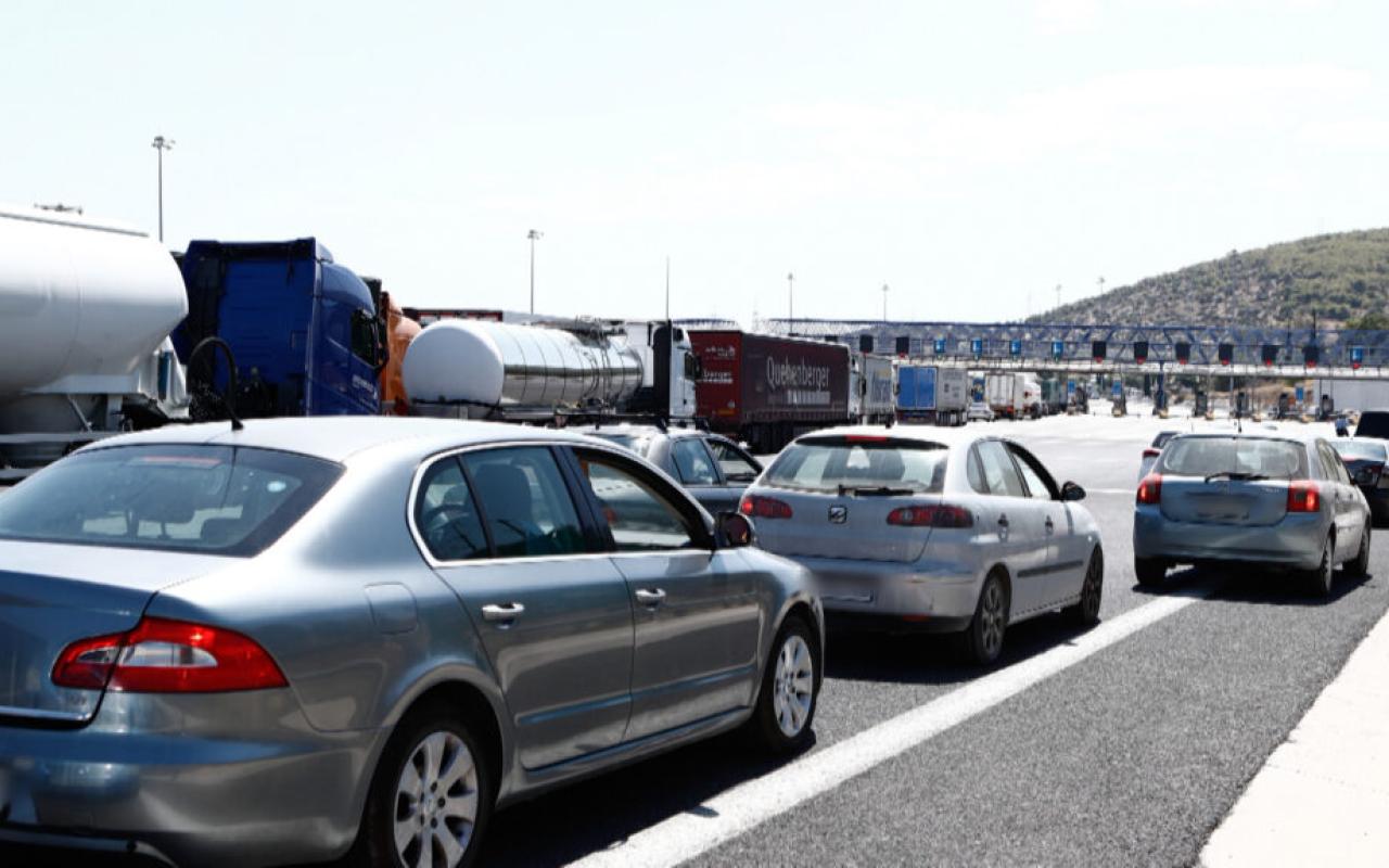 Εγκλωβισμένοι οδηγοί επί ώρες στην Αθηνών - Κορίνθου