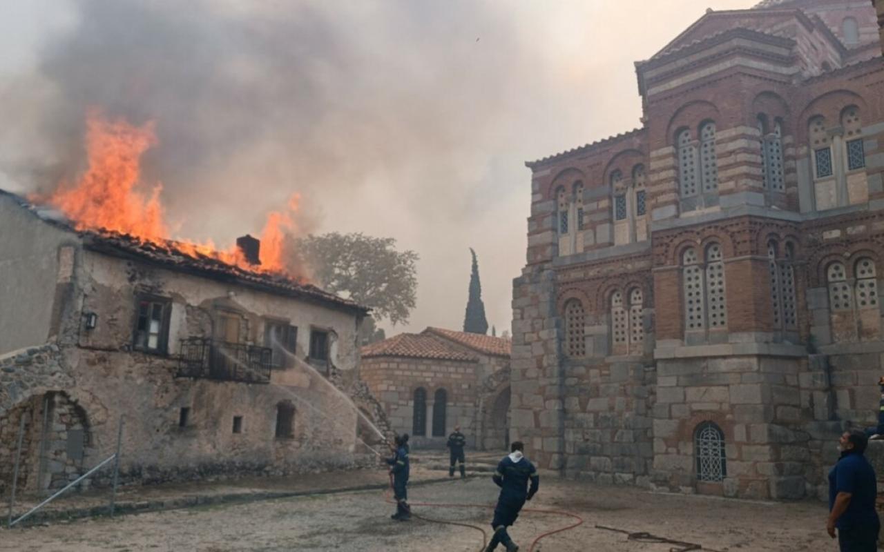Στις φλόγες το ιστορικό Μοναστήρι του Οσίου Λουκά
