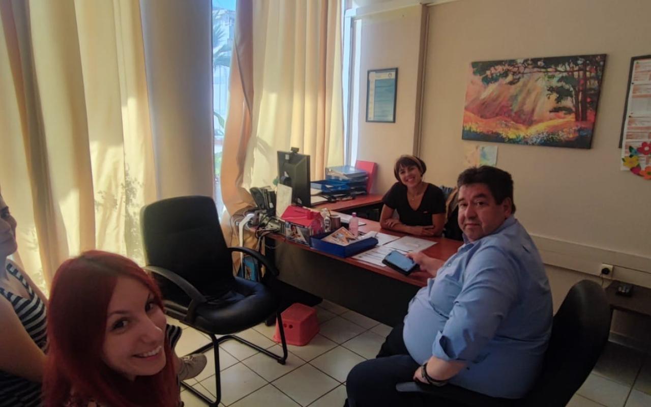 Το Κέντρο Άμεσης Κοινωνικής και Ιατρικής Επέμβασης του Οργανισμού «Το Χαμόγελο του Παιδιού» στην Κρήτη, με έδρα το Ηράκλειο επισκέφθηκε ο Υποψήφιος Δήμαρχος Ηρακλείου, Μιχάλης Καραμαλάκης και συναντήθηκε με τη Συντονίστρια, κ. Μπομποδάκη Χρυσή, την κ. Ανουσάκη Δέσποινα, Κοινωνική Λειτουργό, την κ. Δρακοπούλου Γαρυφαλλιά, Κοινωνική Λειτουργό και την κ. Παπαδάτου Φωτεινή, Ψυχολόγο. Το Κέντρο που λειτουργεί από το 2017 συμβάλλει σημαντικά σε κάθε κινητοποίηση με τα ασθενοφόρα (εξειδικευμένες Κινητές Μονάδες