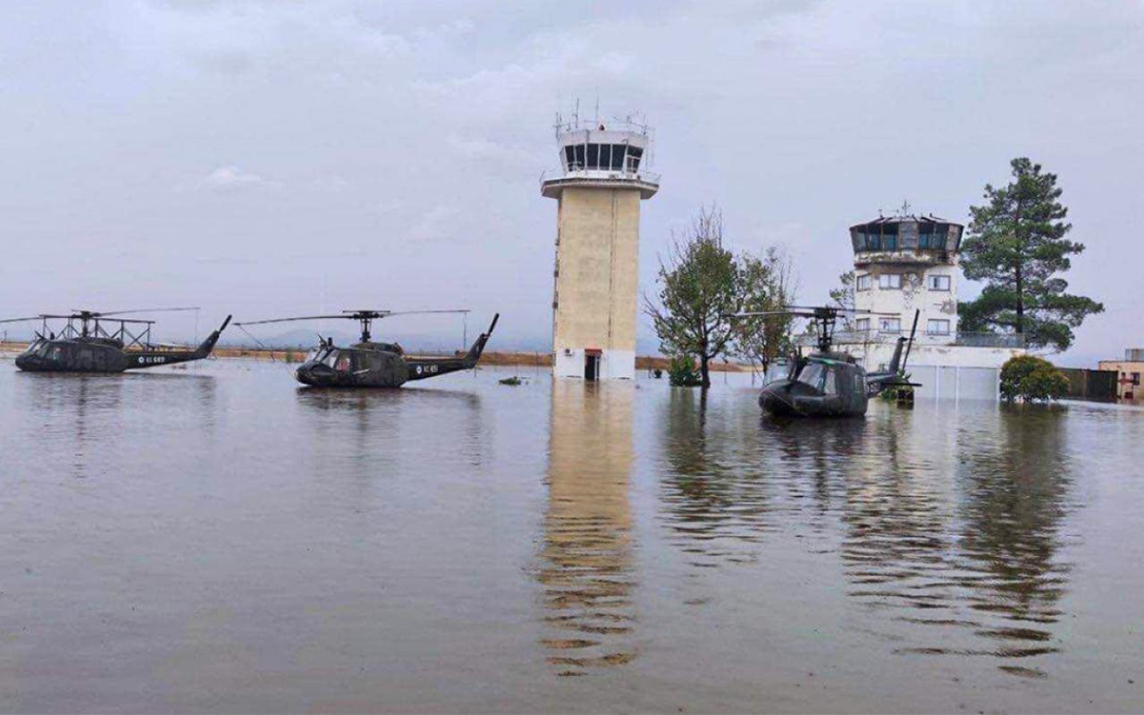 ΓΕΣ: Παροπλισμένα τα ελικόπτερα Χιούι που πλημμύρισαν στο Στεφανοβίκειο