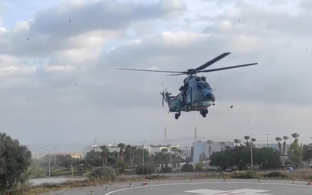 (Το ελικόπτερο Super Puma της Πολεμικής Αεροπορίας την ώρα προσγείωσης στο ΠΑΓΝΗ μεταφέροντας τα δύο νεογνά)